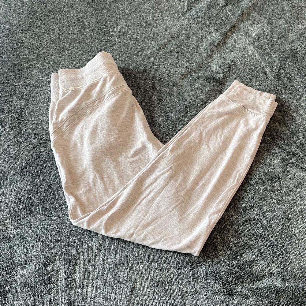 Lululemon Warm Down High-Rise Jogger
Heathered Core Ultra Light Grey Size 8 - Picture 9 of 14